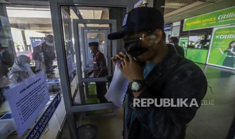 Calon penumpang meniupkan nafas ke dalam kantong untuk dites menggunakan alat GeNose C19,  di Bandara Internasional Hang Nadim ,Batam,Kepulauan Riau.  Pemerintah Provinsi Kepulauan Riau sudah dua kali menyurati Kimia Farma agar menurunkan harga tes COVID-19 GeNose yang dinilai terlalu memberatkan masyarakat di daerah setempat. Sekdaprov Kepri TS Arif Fadillah di Tanjungpinang, Rabu mengatakan pihaknya menginginkan harga tes GeNose diturunkan separuh harga dari Rp 40 ribu menjadi Rp 20 ribu.