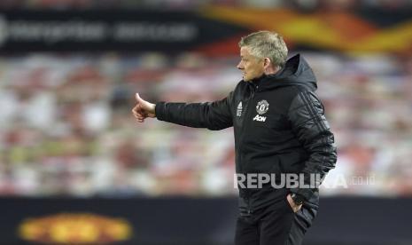 Manajer Manchester United Ole Gunnar Solskjaer memberikan acungan jempol usai laga leg kedua babak perempat final Liga Europa antara Manchester United dan Granada di Stadion Old Trafford, di Manchester, Kamis, 15 April 2021. 