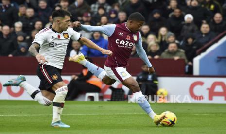 Pemain Aston Villa Leon Bailey, kanan, mencetak gol pembuka pada pertandingan sepak bola Liga Premier Inggris antara Aston Villa dan Manchester United di Villa Park di Birmingham, Inggris, Ahad (6/11/2022).