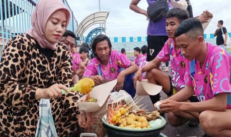 Menikmati Nasi Boran di Stadion Surajaya Lamongan