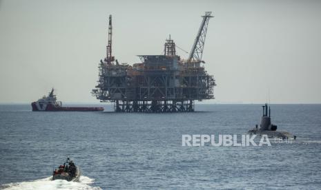  Anjungan minyak di ladang gas Leviathan lepas pantai Israel terlihat dari atas Kapal Angkatan Laut Israel Atzmaut sebagai patroli kapal selam, di Laut Mediterania, Rabu, 1 September 2021. Salah satu tanggung jawab terpenting angkatan laut adalah melindungi anjungan gas alam Israel di Laut Mediterania, yang sekarang menyediakan sekitar 75% listrik negara itu.