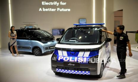 Pekerja membersihkan mobil listrik Wuling Air ev yang dipamerkan pada Periklindo Electric Vehicle Show (PEVS) 2023 di JIExpo Kemayoran, Jakarta, Kamis (18/5/2023). Program subsidi mobil listrik berupa insentif pajak pertambahan nilai (PPN) sebesar 10 persen yang diberikan pemerintah dinilai Kantor Staf Presiden berjalan lambat. Lambatnya program itu disebut lantaran infrastruktur kendaraan listrik yang masih terbatas.