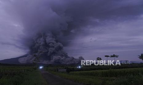 Luncuran awan panas Gunung Semeru terpantau dari Kecamatan Pronojiwo, Lumajang, Jawa Timur, Selasa (1/12/2020). Berdasarkan pemantauan Pos Gunung Api Semeru di Gunung Sawur, Semeru meluncurkan awan panas sepanjang 11 kilometer dan mengakibatkan sejumlah wilayah di Kabupaten Lumajang terguyur abu. 