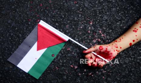 Massa aksi melakukan teatrikal saat unjuk rasa di depan Kantor PBB, Jakarta, Jumat (20/10/2023). Aksi tersebut digelar sebagai bentuk solidaritas untuk Palestina atas respons dari penyerangan Israel ke Gaza yang terus menerus dilakukan. Mereka menuntut PBB untuk segera turun tangan dan menghentikan konflik Palestina-Israel di jalur Gaza yang menyebabkan banyak masyarakat sipil tewas.