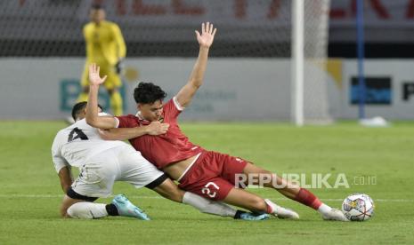 Pemain timnas Indonesia Rafael William Struick terjatuh saat berusaha melewati adangan pemain Palestina dalam laga FIFA Matchday di Stadion Gelora Bung Tomo, Surabaya, Rabu (14/6/2023). Pertandingan berakhir imbang dengan skor 0-0.