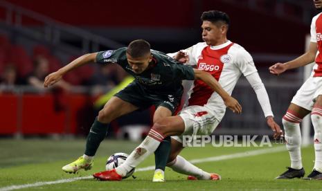 Edson Alvarez (kanan) saat memperkuat Ajax. Alvarez kini membela West Ham United.