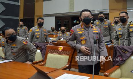 Kapolri Jenderal Listyo Sigit Prabowo bersiap mengikuti rapat kerja dengan Komisi III DPR di Kompleks Parlemen, Senayan, Jakarta, Rabu (24/8/2022). Rapat tersebut membahas terkait kasus dugaan pembunuhan berencana terhadap Brigadir Nofriansyah Yosua Hutabarat atau Brigadir J di rumah dinas mantan kepala Divisi Profesi dan Pengamanan Polri Inspektur Jenderal Ferdy Sambo.