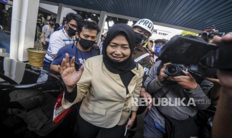 Pengacara Djoko Tjandra, Anita Kolopaking usai menjalani pemeriksaan di gedung Jaksa Agung Muda Bidang pengawasan (JAMWAS), Jakarta,  Senin (27/7). Pemeriksaan tersebut untuk mengkonfirmasi terkait adanya pertemuan dengan Kepala Kejaksaan Negeri Jakarta Selatan Anang Supriatna. Republika/Putra M. Akbar