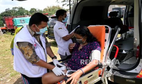 Pengungsi memanfaatkan layanan kesehatan gratis di Barak Pengungsian Desa Glagaharjo, Cangkringan, Sleman, Yogyakarta, Selasa (10/11).  Layanan kesehatan gratis dari Dinkes Sleman yang berjaga bisa dimanfaatkan secara gratis oleh pengungsi di pengungsi terdampak Gunung Merapi. Pengungsi lansia lebih banyak memanfaatkan layanan ini, dari sekedar cek kesehatan atau berobat.