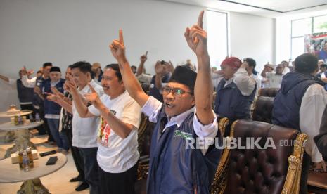 Pengurus Majelis Nasional Pergerakan Insan Cita For Amin saat deklarasi dukungan di Jakarta, Rabu (20/12/2023). Majelis Nasional Pergerakan Insan Cita For Amin mendeklarasikan dukungan terhadap pasangan no urut 1 Anies-Muhaimin untuk memenangkan dalam Pemilihan Presiden dan Wakil Presiden 2024.