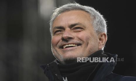 Manajer Tottenham Jose Mourinho tersenyum selama pertandingan sepak bola Liga Premier Inggris antara Fulham v Tottenham Hotspur di stadion Craven Cottage di London, Kamis, 4 Maret 2021. 