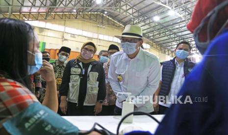 Gubernur Jawa Barat Ridwan Kamil (kedua kanan) didampingi Bupati Indramayu Nina Agustina (ketiga kanan) meninjau Gebyar Vaksinasi Jabar Juara di Gor Bumi Patra, Indramayu, Jawa Barat, Jumat (10/9/2021). Pemprov Jabar menargetkan 37 juta warga Jawa Barat tervaksinasi COVID-19 hingga Desember mendatang untuk mencapai kekebalan Komunal (Herd Immunity). 