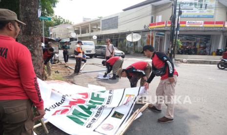 Petugas Satpol PP melakujan penertiban alat peraga kampanye di Kecamatan Tarogong Kidul, Kabupaten Garut, Sabtu (23/12/2023). 