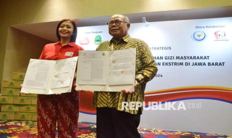 General Counsel, Head of Government Regulatory Affairs ABC Indonesia Mira Buanawati dan Asisten Pemerintahan dan Kesejahteraan Rakyat Sekda Provinsi Jabar Dodo Suhendar (kanan) melakukan penandatanganan kerjasama Program Bantuan Pemenuhan Gizi Masyarakat dan Penanggulangan Kemiskinan Ekstrim di Jawa Barat di Trans Lukury Hotel, Kota Bandung, Selasa (17/12/2024). ABC, Pemerintah Provinsi Jabar, dan Food Bank of Indonesia (FOI) berkolaborasi dalam program bantuan pangan untuk mendukung agenda pemenuhan gizi masyarakat, sekaligus mendukung sosialisasi kampanye Gerakan Memasyarakatkan Makan Ikan (GEMARIKAN) yang dicanangkan Pemerintah menuju Indonesia yang sehat, bebas stunting.