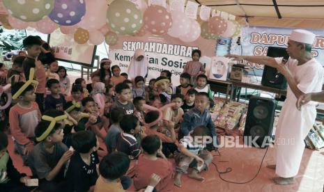 Sejumlah relawan bermain dengan anak-anak di tempat pengungsian korban longsor halaman SDN 1 Cibenda, Kecamatan Cipongkor, Kabupaten Bandung Barat, Kamis (28/3/2024). Para relawan dari berbagai kalangan secara bergiliran memberikan Trauma Healing dengan mengibur dan mengajak bermain anak-anak sebagai upaya pemulihan mental setelah terguncang karean bencana.