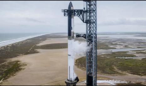 Pesawat Luar Angkasa Starship Spacex diselimuti embun beku selama uji bahan bakar penting pada 23 Januari 2023. Gambar: SpaceX