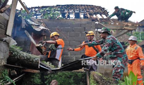 Personel gabungan TNI/Polri dan tim SAR bersama warga menyingkirkan puing dan meterial bangunan di rumah warga yang rusak akibat angin puting beliung di Desa Pecekelan, Sapuran, Wonosobo, Jawa Tengah, Kamis (11/1/2024). Angin puting beliung menerjang wilayah Kabupaten Wonosobo yang mengakibatkan sedikitnya enam rumah rusak berat, 14 rusak sedang dan 22 rusak ringan, tidak ada korban jiwa dalam kejadian tersebut.