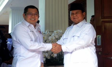 Ketua Umum Partai Gerindra Prabowo Subianto bersama Ketua Umum Partai Perindo Hary Tanoesoedibjo berjabat tangan sebelum melakukan pertemuan  di Jakarta, Rabu (5/4/2023). Pertemuan itu membahas peluang koalisi antara kedua partai menjelang pemilu dan pilpres 2024.