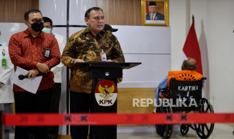 Ketua KPK Firli Bahuri menyampaikan keterangan pers penahanan tersangka Gubernur Papua nonaktif Lukas Enembe di RSPAD, Jakarta, Rabu (11/1/2023). KPK membantarkan sementara penahanan terhadap tersangka Lukas Enembe karena alasan kesehatannya dan akan menjalani perawatan di RSPAD. Semestinya Lukas Enembe ditahan di rutan KPK Pomda Jaya Guntur selama 20 hari pertama guna kepentingan penyidikan. Lukas Enembe merupakan tersangka dalam kasus dugaan suap dan gratifikasi terkait proyek pembangunan infrastruktur di Provinsi Papua. 