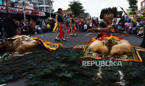 Penari Reog Ponorogo tampil pada acara Gelar Reog Obyok di Kabupaten Ponorogo, Jawa Timur, Rabu (10/8/2022). Gelar Reog Obyok (seni Reog Ponorogo tanpa penari Bujang Ganong dan Klono Sewandono) yang diikuti 307 grup seni Reog Ponorogo dari 307 desa dan kelurahan di seluruh Ponroogo tersebut dalam rangka memeriahkan Hari Jadi ke-526 Kabupaten Ponorogo dan perayaan Grebeg Suro 2022. 