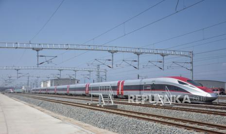 Rangkaian Electric Multiple Unit (EMU) Kereta Cepat Jakarta Bandung (KCJB) terparkir di area Depo Kereta Cepat Jakarta Bandung (KCJB) Tegalluar di Tegalluar, Kabupaten Bandung, Jawa Barat, Kamis (22/6/2023). PT Kereta Cepat Indonesia China (KCIC) tengah berupaya memperoleh izin operasi Kereta Cepat Jakarta Bandung (KCJB) jelang peluncuran moda transportasi yang ditargetkan pada Agustus 2023.