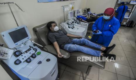 Petugas melayani penyintas Covid-19 melakukan donor plasma konvalesen di PMI DKI Jakarta, Selasa (19/1). PMI DKI Jakarta mencatat per tanggal 1 hingga 15 Januari 2021, sebanyak 307 penyintas Covid-19 telah mendonorkan plasma konvalesen yang nantinya akan ditransfusikan ke tubuh pasien positif Covid-19 untuk membantu penyembuhan.  Republika/Putra M. Akbar