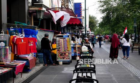 Warga mulai berkunjung ke kawasan wisata Malioboro, Yogyakarta, Ahad (22/8). Wisatawan mulai mendatangi kawasan wisata Malioboro saat mulai ada pelonggaran PPKM Level 4. Hal ini menjadi harapan baru bagi pelaku wisata di Malioboro. Sepekan terakhir pelaku wisata di Malioboro sudah mulai beraktivitas dan berjualan kembali.