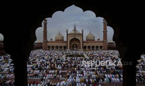  Lima Bangunan Menakjubkan yang Dibangun Umat Islam. Foto: Umat Muslim melaksanakan shalat Idul Adha di Masjid Jama, di New Delhi, Ahad 10 Juli 2022. Umat Muslim di seluruh dunia merayakan Idul Adha, atau Hari Raya Kurban.