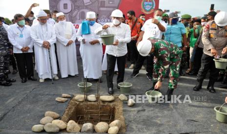 Gubernur Sumut Edy Rahmayadi (tengah) secara simbolis meletakan batu pertama pembangunan kawasan pusat olahraga Sport Center yang akan dibangun di Desa Sena, Kabupaten Deliserdang, Sumatera Utara, Jumat (14/8/2020). Kawasan Sport Center dengan luas lahan lebih kurang 300 hektare dan menghabiskan dana Rp8,6 triliun tersebut disiapkan untuk dipakai menjadi tuan rumah Pekan Olahraga Nasional (PON) 2024.