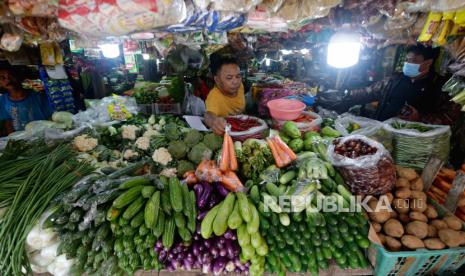 Seorang pedagang menjual sayuran di pasar tradisional di Jakarta, Indonesia, 01 Agustus 2022. Lembaga penelitian Center for Indonesian Policy Studies (CIPS) menyebutkan tingginya harga beberapa komoditas pangan akan semakin melemahkan daya beli masyarakat dan semakin memperkecil keterjangkauan pada pangan, terutama bagi yang tergolong berpenghasilan rendah.