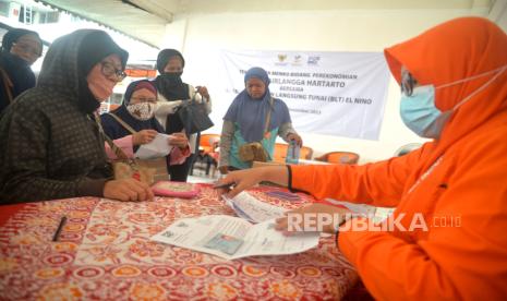 Warga antre mengambil bantuan langsung tunai (BLT) El Nino di Kantor Pos (ilustrasi).