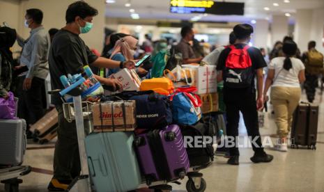 Calon penumpang mengantre untuk lapor diri di loket Bandara Internasional Juanda Surabaya di Sidoarjo, Jawa Timur. 