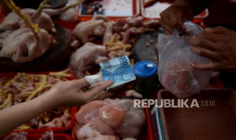 Pedagang ayam melayani pembeli. Harga Ayam Broiler di Palangka Raya Turun