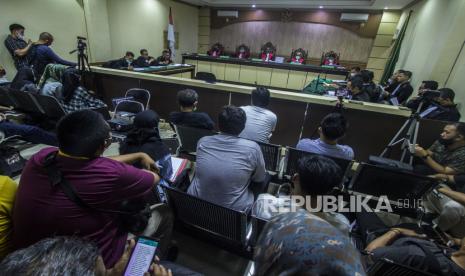 Suasana sidang perdana kasus gratifikasi pemberian izin usaha pertambangan (IUP) dengan terdakwa Mardani H. Maming yang dihadirkan secara virtual di Pengadilan Tipikor, Banjarmasin, Kalimantan Selatan, Kamis (10/11/2022). Sidang tersebut beragendakan pembacaan dakwaan dengan terdakwa Mardani H. Maming yang diduga menerima suap dari Henry Soetio selaku pemilik PT Prolindo Cipta Nusantara (PT PCN) sebesar Rp104,3 miliar dalam rentang waktu 2014-2020. 