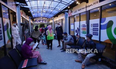 Calon penumpang pesawat menunggu giliran tes swab COVID-19 di Bandara Internasional Soekarno-Hatta di Banten, Indonesia, 24 Desember 2020. Menurut angka terbaru, Indonesia telah mencatat lebih dari enam ratus ribu kasus COVID-19 sejak dimulainya pandemi. . Presiden Indonesia Joko Widodo pernah mengatakan, pemerintah Indonesia akan memberikan vaksinasi COVID-19 gratis kepada seluruh warga negara Indonesia