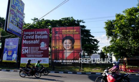 Baliho kepak sayap kebhinekaan Puan Maharani terpasang di Rejowinangun, Yogyakarta, Rabu (11/8). Beberapa baliho Puan Maharani di Yogyakarta terpasang di sudut Kota Yogyakarta.