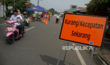 Kendaraan melintas saat diberlakukannya rekayasa lalulintas di Jalan Otista 3, Jakarta, Rabu (11/5/2022). Dinas Perhubungan Provinsi DKI Jakarta melaksanakaanya rekayasa lalulintas di Jalan Otista 3 terkait dengan adanya pekerjaan pembangunan sudetan kali Ciliwung ke Kanal Banjir Timur. Pelaksanaan rekayasa lalulintas dilakukan dalam 2 tahap, Tahap 1 mulai tanggal 9 Mei 2022 - 17 September 2022 dan tahap 2 mulai tanggal 27 Desember 2022 - 25 April 2023.