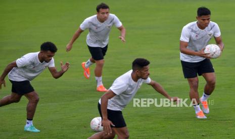 Pesepak bola Timnas Indonesia berlatih di Lapangan A Kompleks Gelora Bung Karno (GBK), Senayan, Jakarta, Rabu (4/1/2023). Latihan tersebut dilakukan mejelang menghadapi Vietnam di laga semifinal Piala AFF 2022 pada Jumat (6/1/2023). Latihan tersebut sempat batal digelar karena hujan deras yang mengakibatkan lapangan becek dan tergenang. Republika/Prayogi.