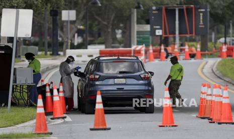 Seorang petugas kesehatan melakukan tes Covid-19 di Orange County Convention Center, Minggu, 12 Juli 2020, di Orlando, Florida. (ilustrasi)