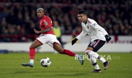 Danilo menempel ketat Casemiro (kanan) pada laga semi-final Piala Liga antara Nottingham Forest melawan Manchester United di Stadion City Ground, Nottingham, Inggris, Kamis (26/1/2023) dini hari WIB.