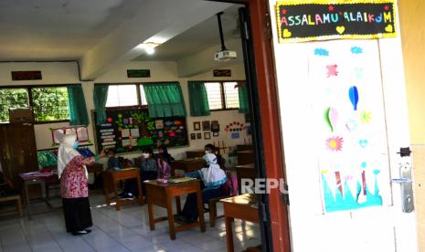 Siswa mengikuti pembelajaran tatap muka (PTM) sebelum tes Swab antigen di SD Negeri Samirono, Yogyakarta, Kamis (21/10). Tes Swab antigen untuk guru dan murid ini untuk mengetahui kesehatan siswa dan guru saat uji coba pembelajaran tatap muka (PTM). Tes ini diadakan acak di beberapa sekolah di Yogyakarta.