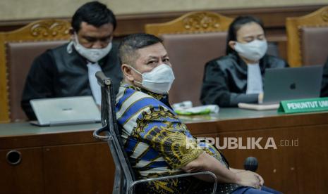 Terdakwa perantara suap Djoko Tjandra, Tommy Sumardi menjalani sidang dengan agenda pembacaan putusan di Pengadilan Tipikor, Jakarta, Selasa (29/12). Majelis Hakim menjatuhkan vonis terhadap Tommy Sumardi dengan hukuman 2 tahun penjara, denda Rp100 juta, dan subsider 6 bulan karena dinyatakan terbukti bersalah terkait kasus suap penghapusan red notice terhadap terdakwa Djoko Tjandra. Republika/Thoudy Badai