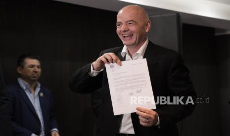 Presiden FIFA Gianni Infantino memegang surat dari presiden Asosiasi Sepak Bola Argentina yang menawarkan untuk menjadi tuan rumah Piala Dunia FIFA U20 2023 setelah konferensi pers di markas CONMEBOL di Luque, di pinggiran Asuncion, Paraguay, Kamis (30/3/2023). Hak tuan rumah Piala Dunia U20 Indonesia dicabut pada hari Rabu hanya delapan minggu sebelum dimulainya turnamen di tengah gejolak politik terkait partisipasi Israel. 