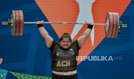 Lifter putri Nangroe Aceh Darussalam Nurul Akmal mengangkat beban pada kelas +87 kg PON Papua di Auditorium Universitas Cenderawasih, Kota Jayapura, Papua, Sabtu (9/10). Lifter putri asal Nangroe Aceh Darussalam tersebut berhasil meraih medali emas dengan total angkatan 258 kg sementara medali perak diraih lifter Kalimantan Barat Riska Oktaviana dengan total angkatan 223 kg. Republika/Thoudy Badai