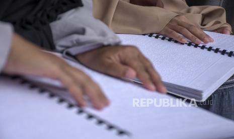 Santriwati membaca Alquran braile di area Pesantren Tahfidz Tuna Netra Mahad Saman Darushudur, Cimenyan, Kabupaten Bandung, Jawa Barat, Kamis (30/3/2023). Sebanyak 27 santri tuna netra mengikuti pesantren tahfidz Alquran dengan metode pembelajaran menggunakan bunyi-bunyian serta hafalan Alquran selama Bulan Suci Ramadhan 1444 H. 