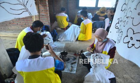 Peserta mengikuti pelatihan membatik di Desa Gondangmanis, Bae, Kudus, Jawa Tengah, Senin (19/4/2021). Pelatihan membatik oleh Kementerian Perindustrian (Kemenperin) yang diikuti 100 peserta anak muda itu untuk memberi ketrampilan membatik dan meningkatkan perekonomian para peserta serta untuk menciptakan lapangan pekerjaan baru. 