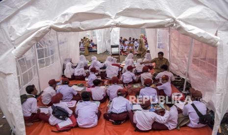 (ILUSTRASI) Siswa belajar di tenda.