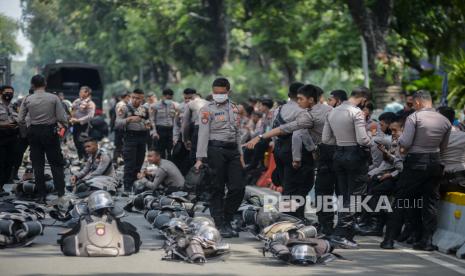 Aparat kepolisian melakukan persiapan untuk pengamanan aksi demonstari di jalan Medan Merdeka Barat, Jakarta, Selasa (20/10). Sebanyak 1.200 personel gabungan dari aparat kepolisian dan anggota TNI dikerahkan untuk mengamankan demonstrasi yang digelar BEM SI terkait penolakan terhadap UU Omnibus Law Cipta Kerja sekaligus peringatan satu tahun pemerintahan Joko Widodo dan Maruf Amin di kawasan Istana Negara. (ilustrasi)