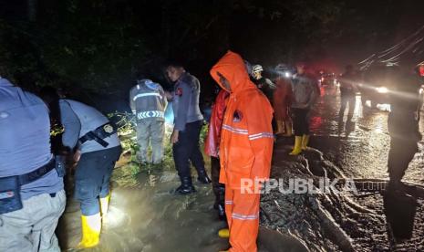 Hujan deras dengan intensitas tinggi menyebabkan tebing mengalami longsor di Jalan Sumedang-Wado. Jalur Sumedang-Wado, Jabar sudah bisa dilalui meski berpotensi ada longsor susulan.