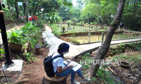 Warga melukis sketsa di kawasan Hutan Kampoeng di RW 14 Taman Yasmin, Cilendek Barat, Kota Bogor, Jawa Barat, Selasa (18/8/2020). Pemerintah Kota Bogor membangun Hutan Kampoeng d ilahan seluas 1,4 hektar sebagai Ruang Terbuka Hijau untuk warga beraktivitas dan berolahraga sekaligus sebagai lahan untuk bercocok tanam. 